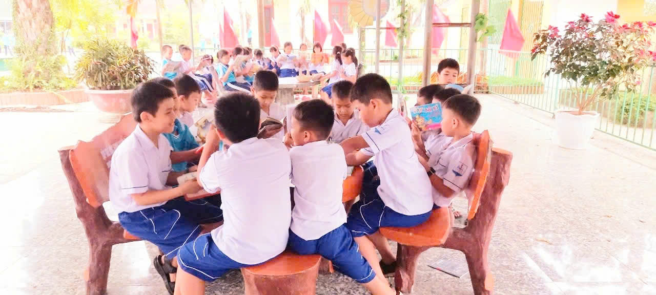 1. Đọc sách ở thư viện xanh.jpg