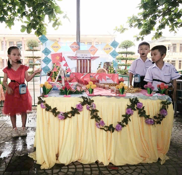 1. Ảnh Ngay sách VN - Hội thi trưng bày sách theo khối lớp.jpg