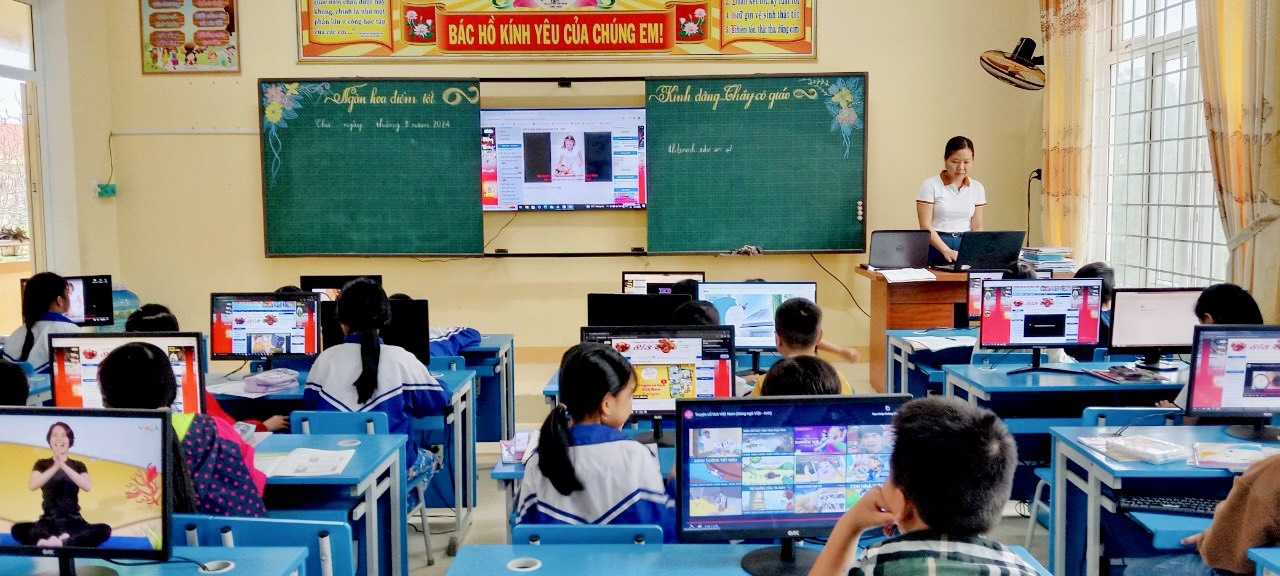 1. Ảnh học sinh đọc sách ở TV số.jpg